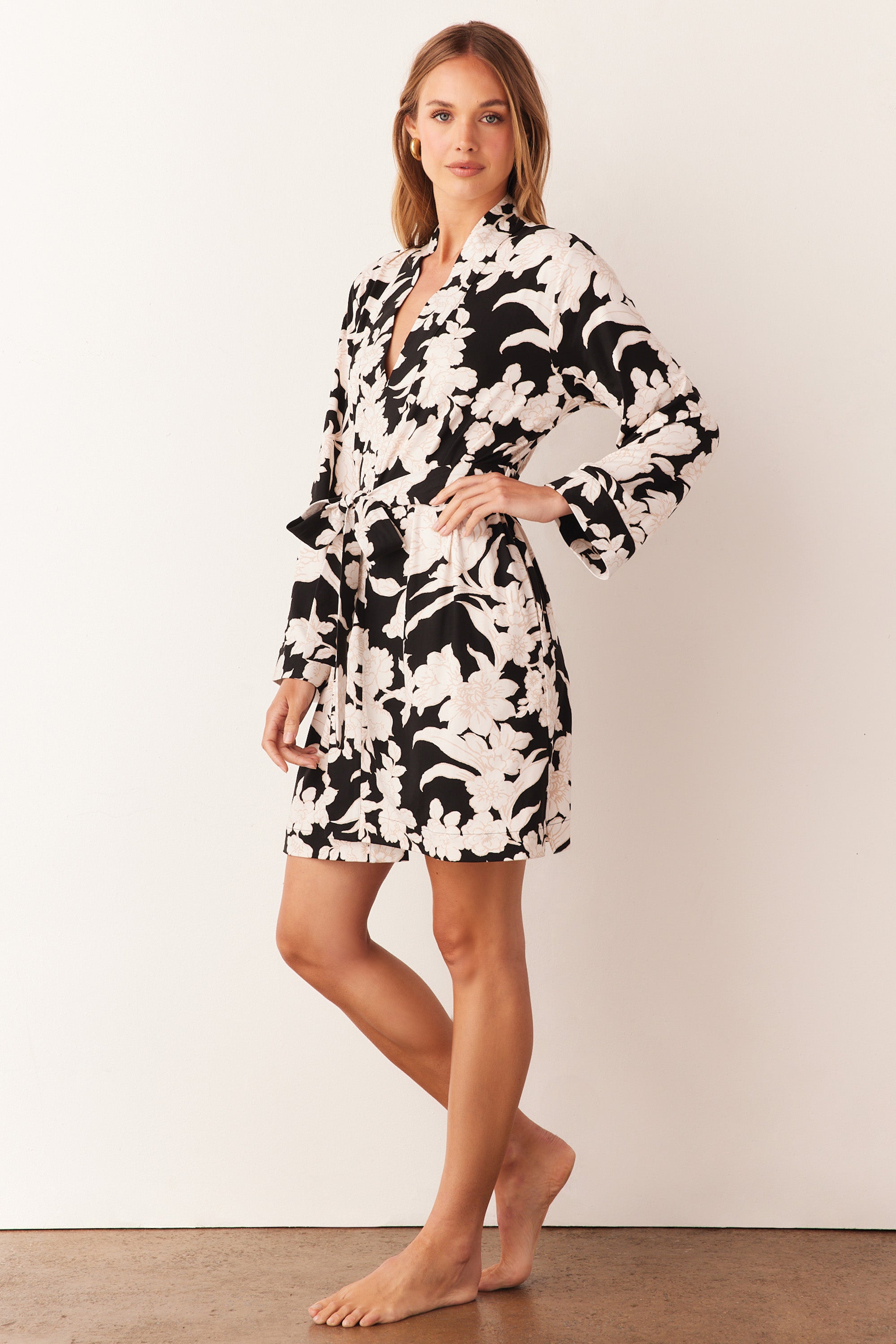 Load image into Gallery viewer, MEADOW CLASSIC SHORT ROBE | IVORY FLORAL
