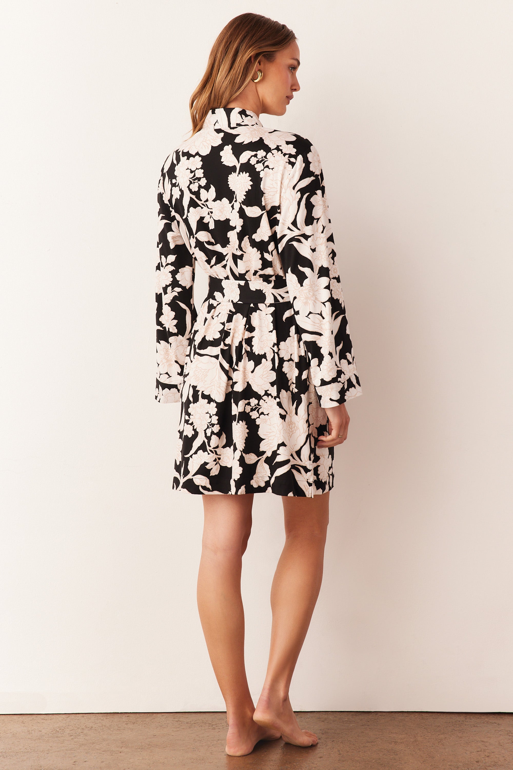 Load image into Gallery viewer, MEADOW CLASSIC SHORT ROBE | IVORY FLORAL

