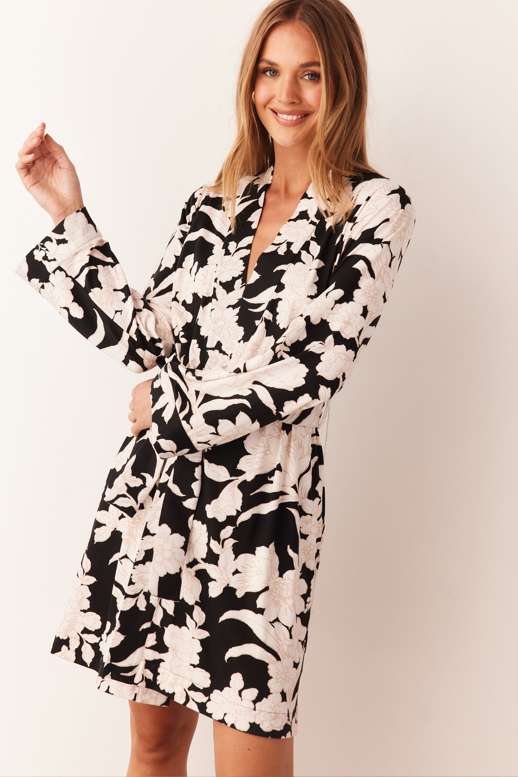 Load image into Gallery viewer, MEADOW CLASSIC SHORT ROBE | IVORY FLORAL

