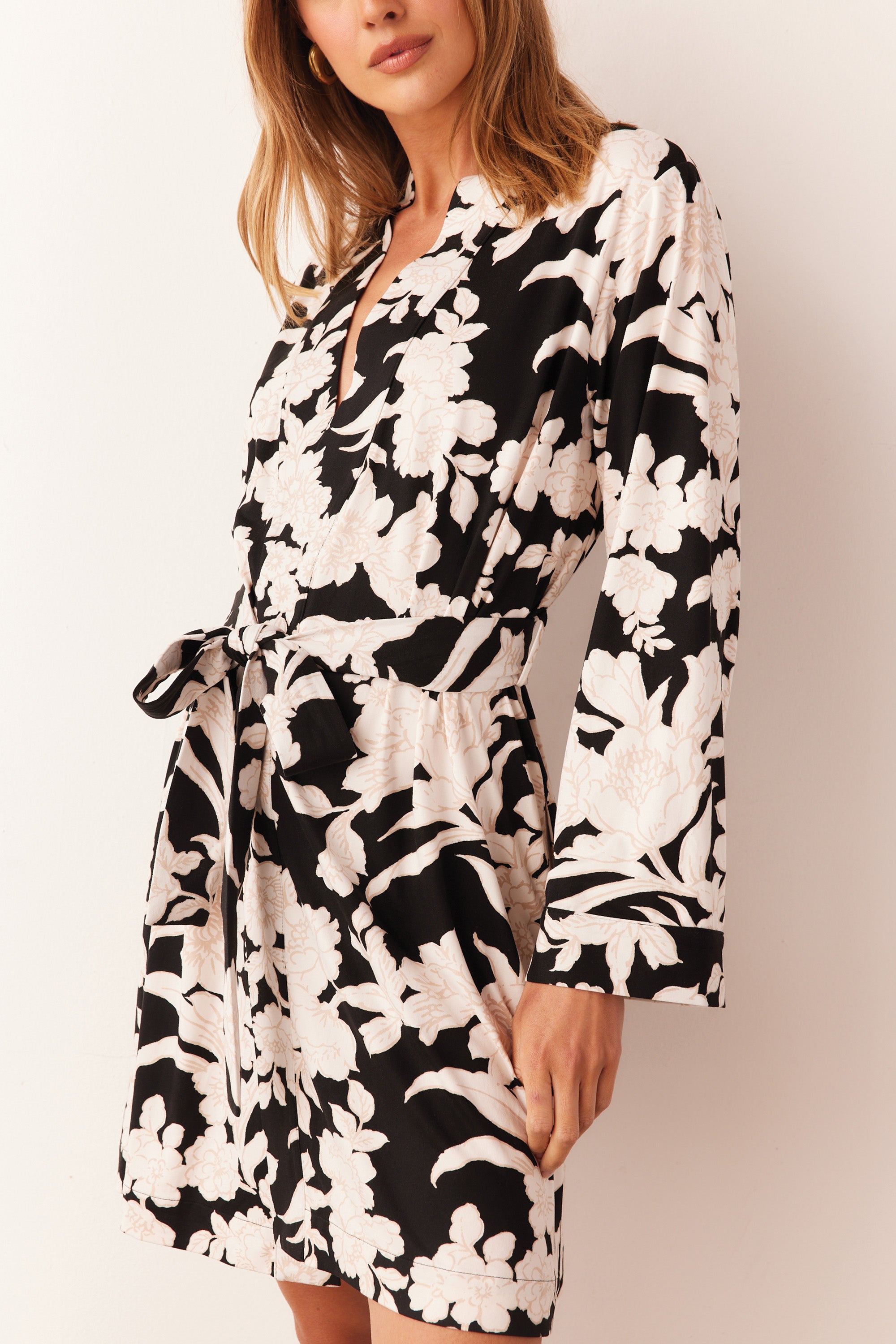 Load image into Gallery viewer, MEADOW CLASSIC SHORT ROBE | IVORY FLORAL
