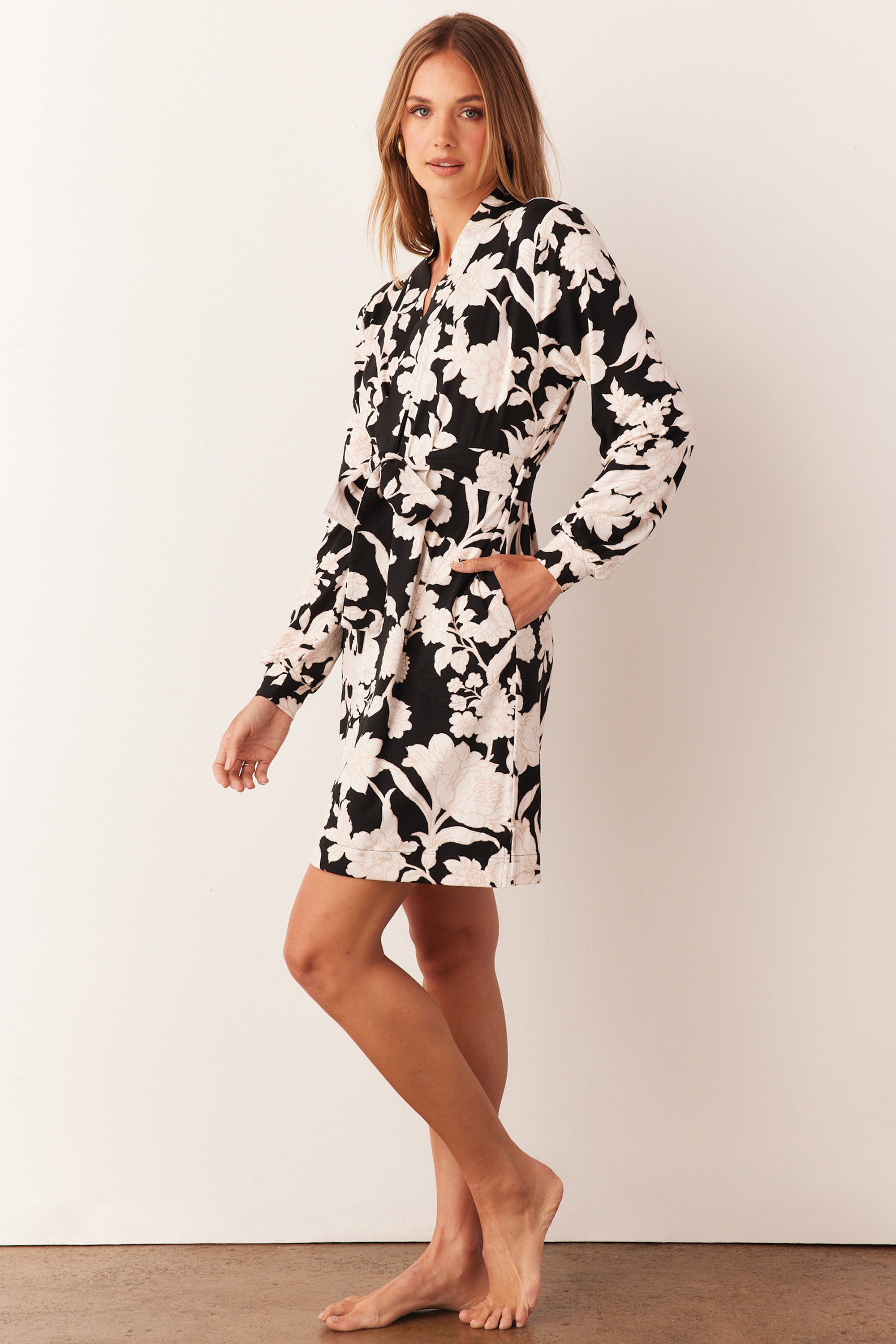 Load image into Gallery viewer, QUINN BANDED SHORT ROBE | IVORY FLORAL
