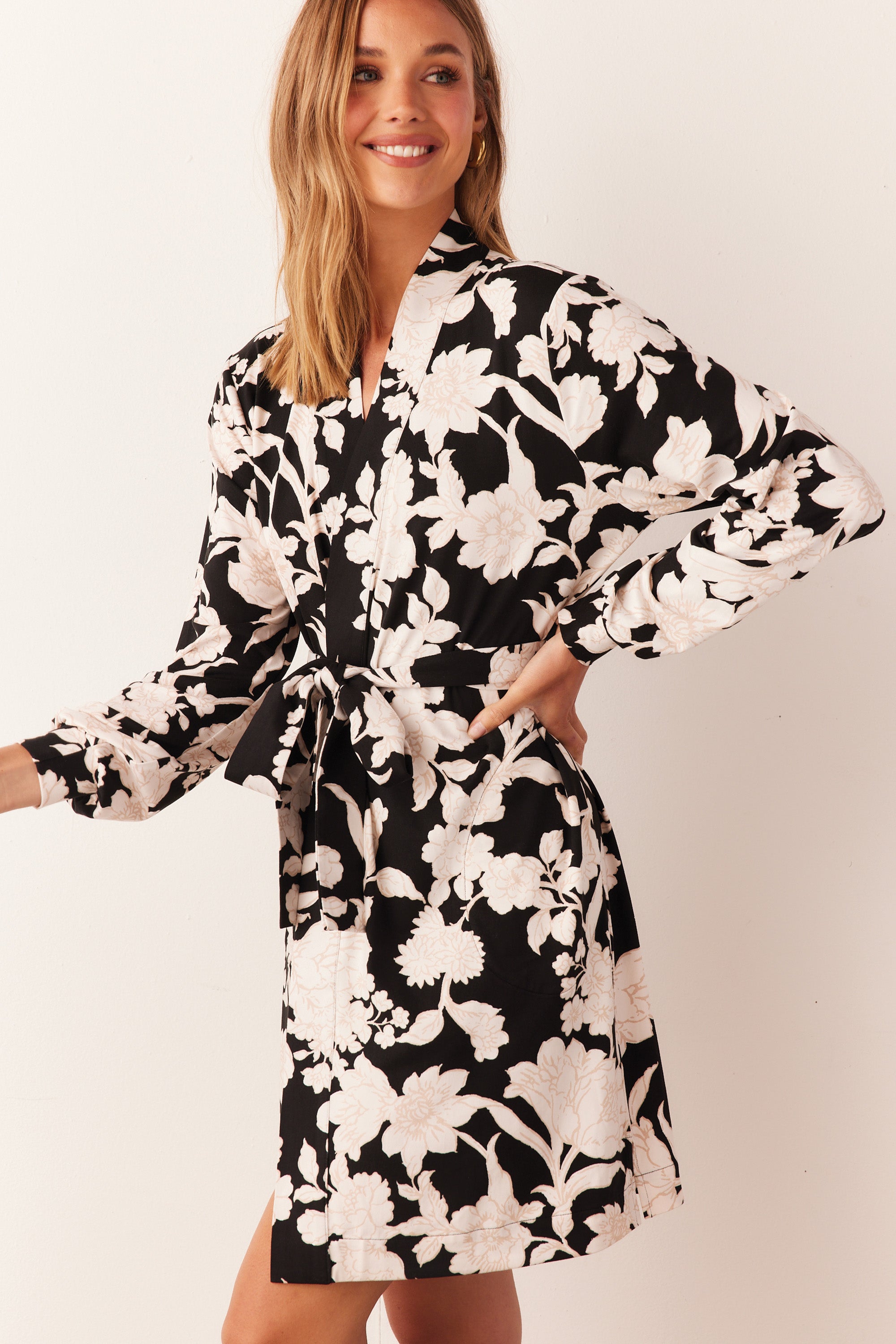 Load image into Gallery viewer, QUINN BANDED SHORT ROBE | IVORY FLORAL
