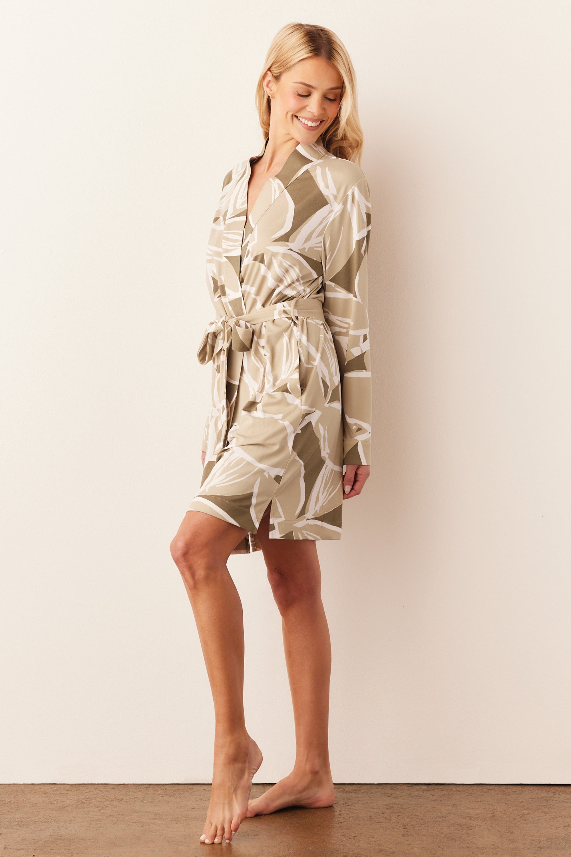 Load image into Gallery viewer, MEADOW CLASSIC SHORT ROBE | FERN

