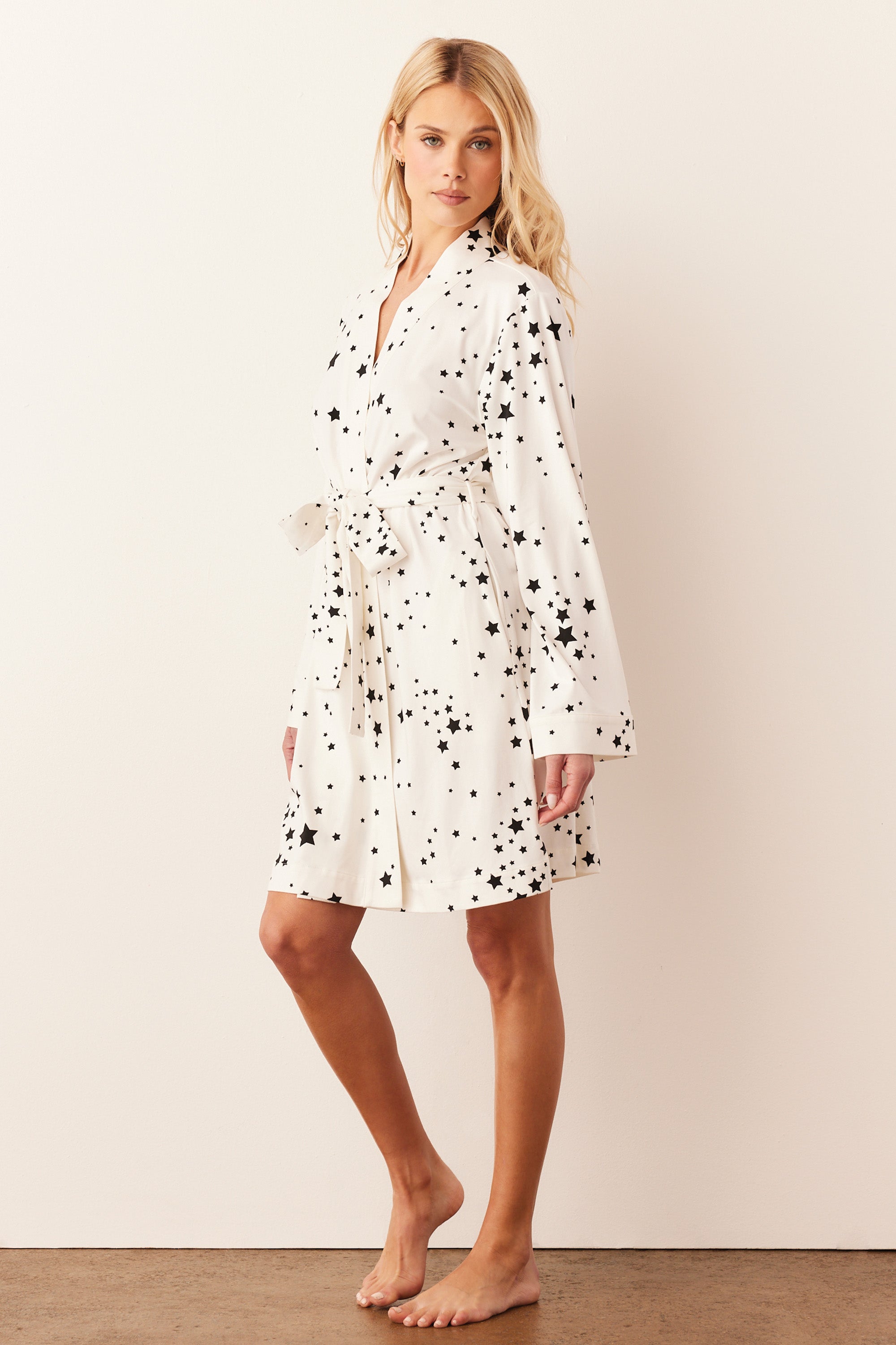 Load image into Gallery viewer, MEADOW CLASSIC SHORT ROBE | WHITE STARS
