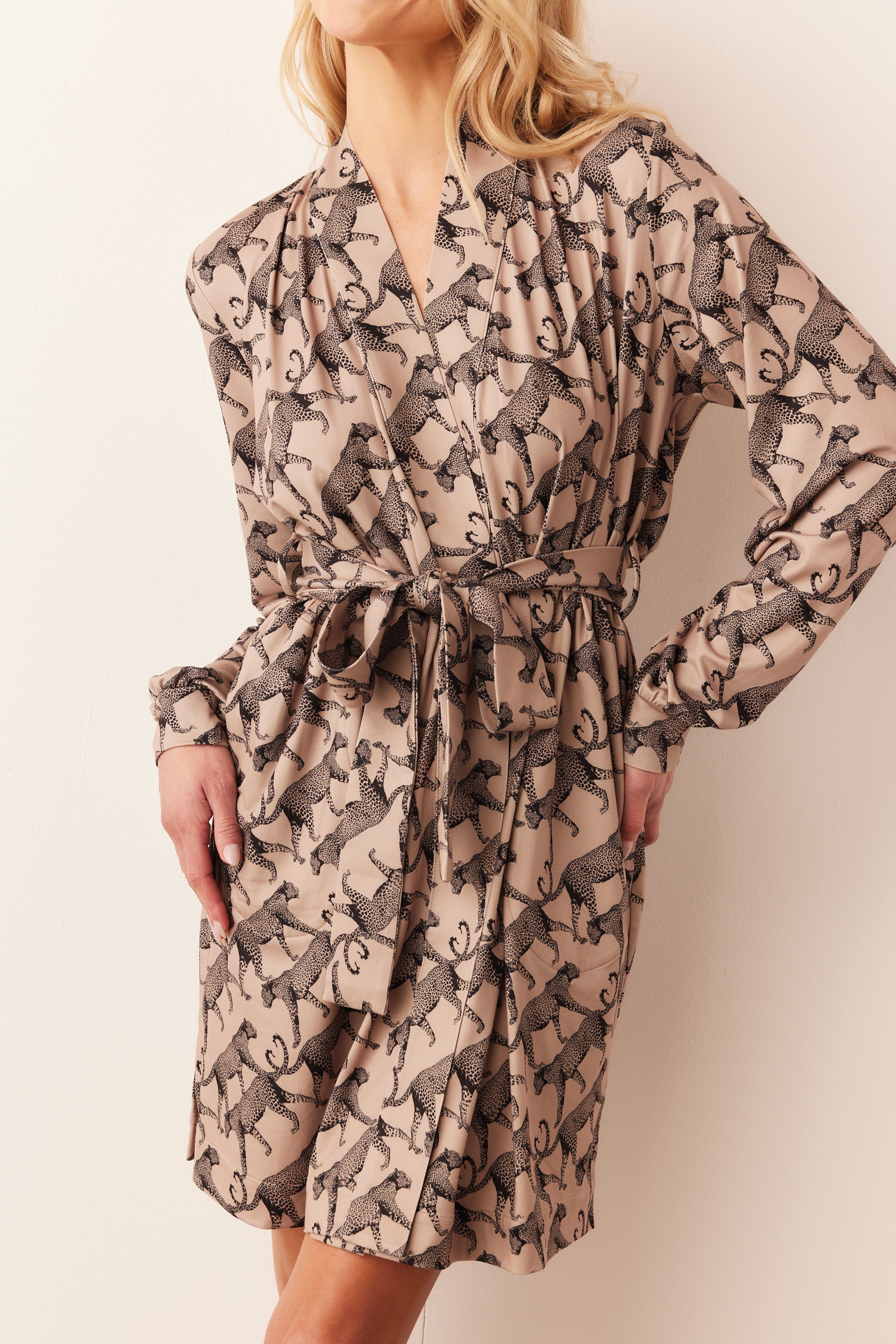 Load image into Gallery viewer, QUINN BANDED SHORT ROBE | CHAI
