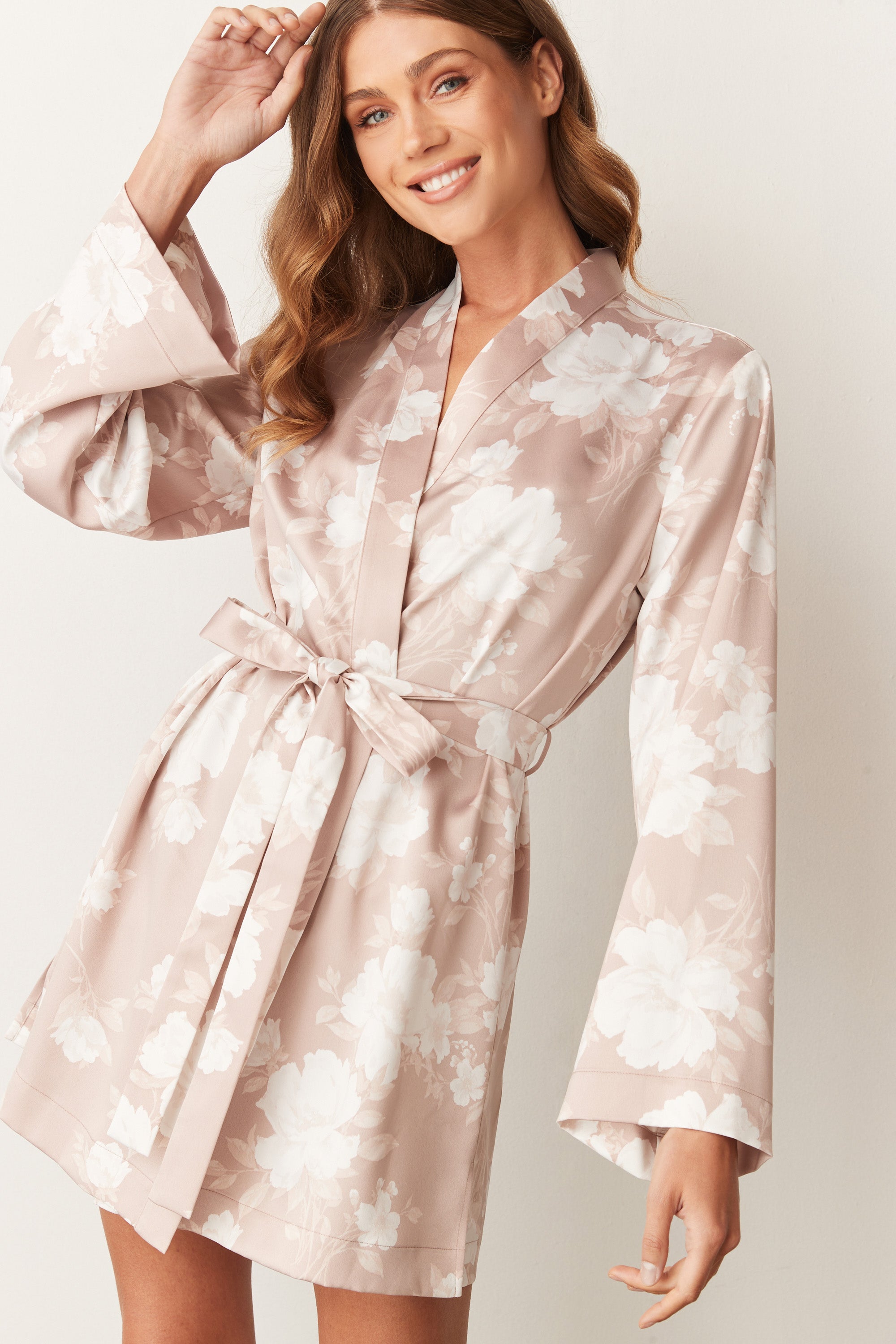 Load image into Gallery viewer, CHERIE SHORT ROBE | NUDE FLORAL
