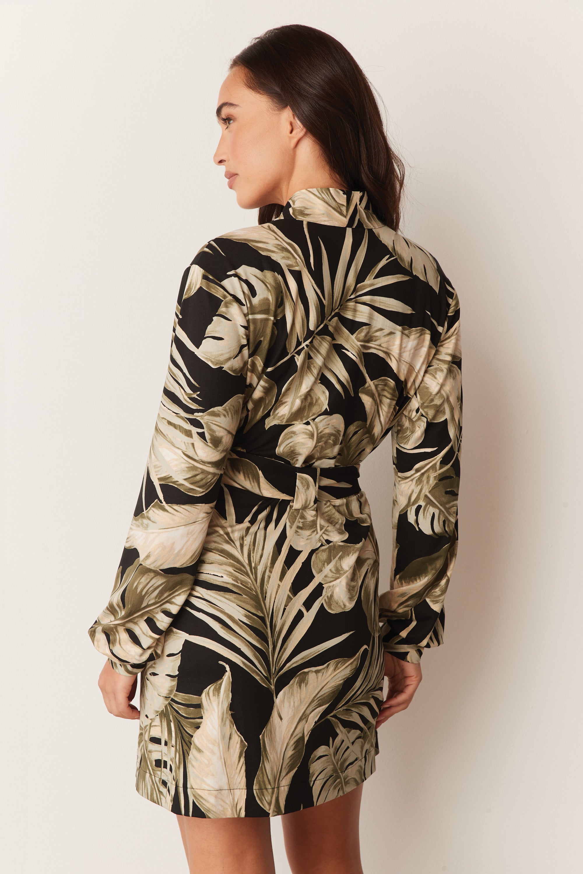 Load image into Gallery viewer, QUINN BANDED SHORT ROBE | MIDNIGHT PALMS
