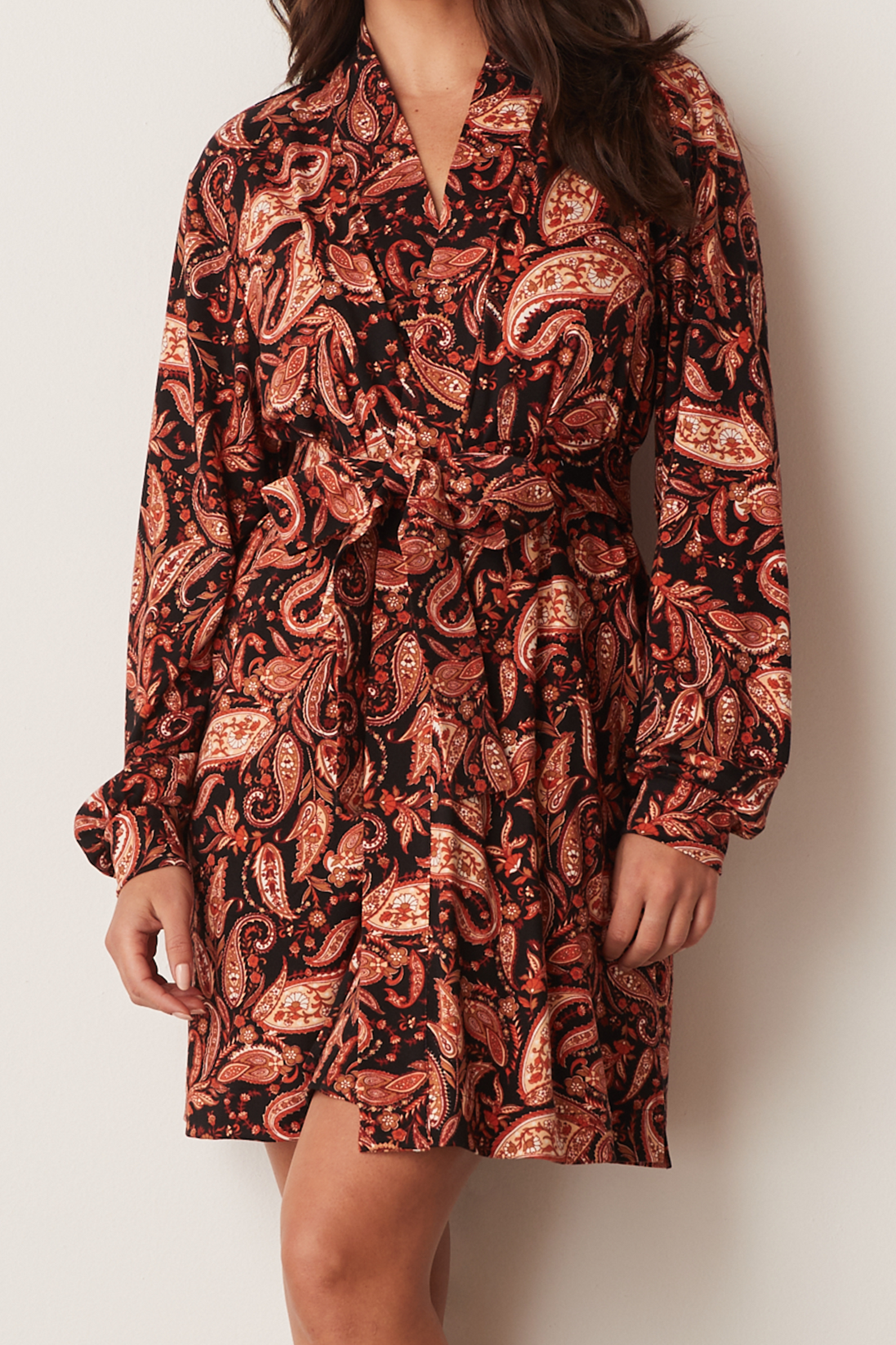 Load image into Gallery viewer, QUINN BANDED SHORT ROBE | PAISLEY
