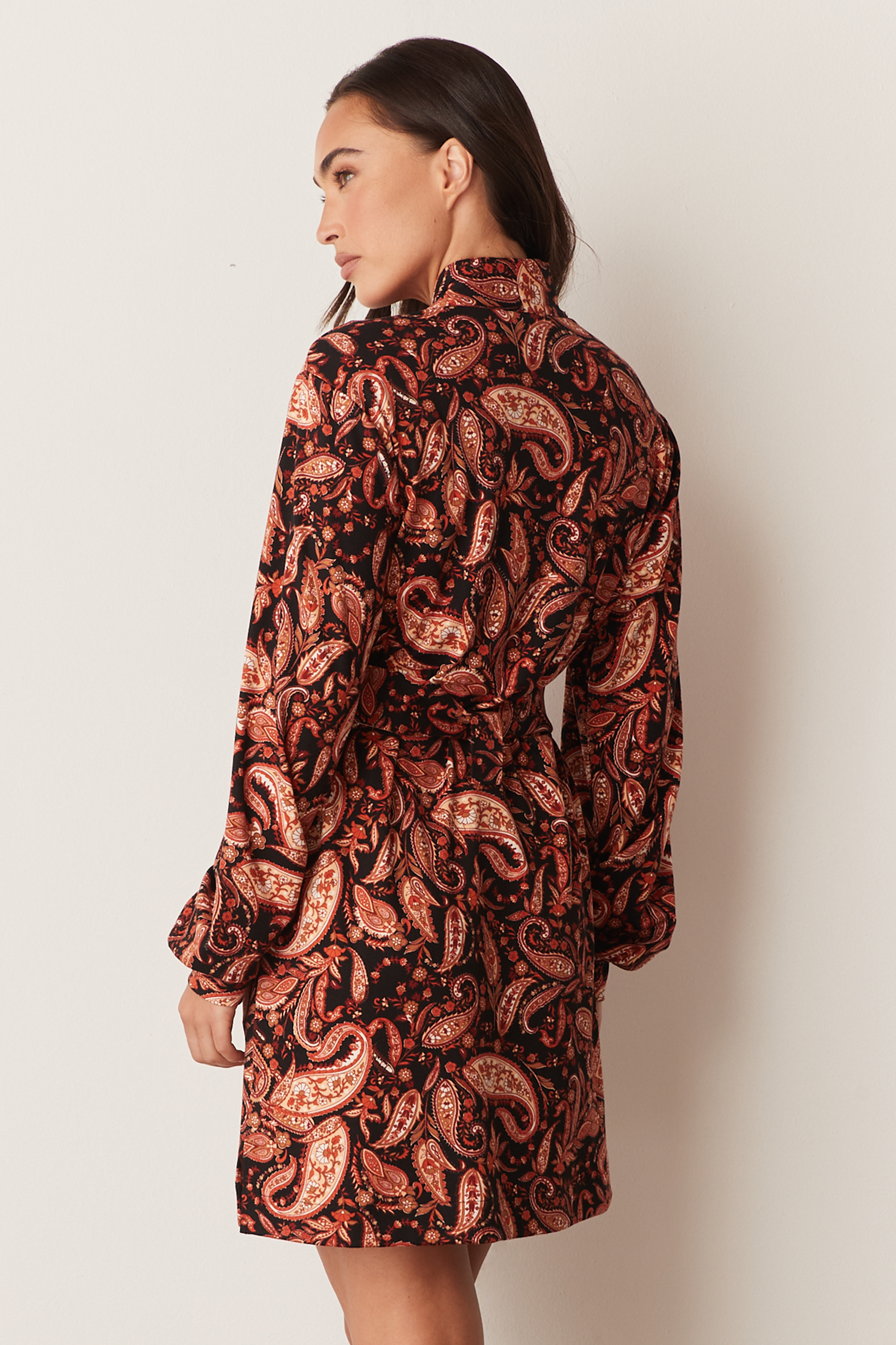 Load image into Gallery viewer, QUINN BANDED SHORT ROBE | PAISLEY
