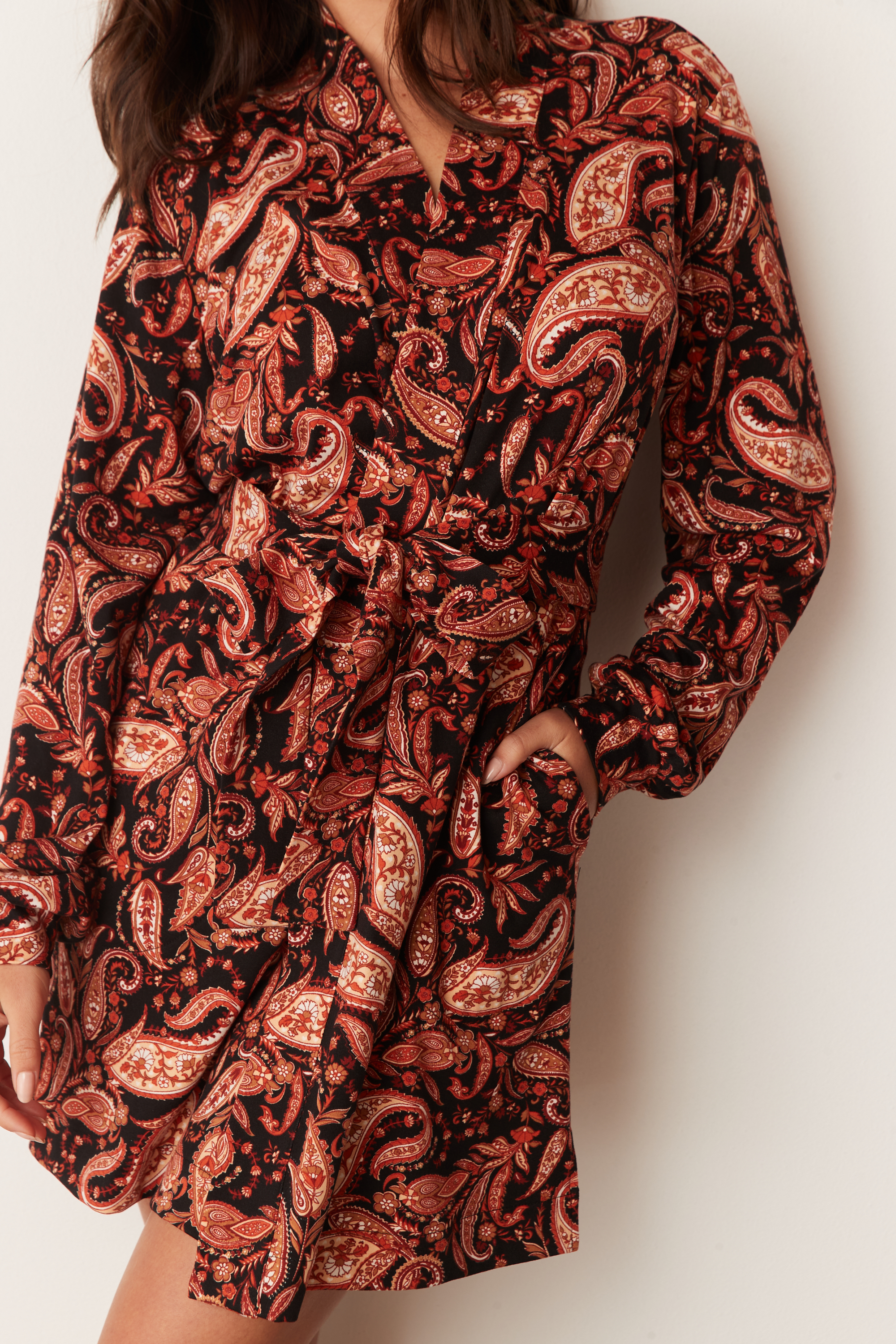 Load image into Gallery viewer, QUINN BANDED SHORT ROBE | PAISLEY
